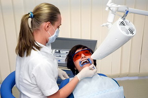 клиническое фотоотбеливание зубов